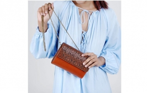 Process Of Handmaking Leather Crossbody Bags Process Of Handmaking Leather Crossbody Bags